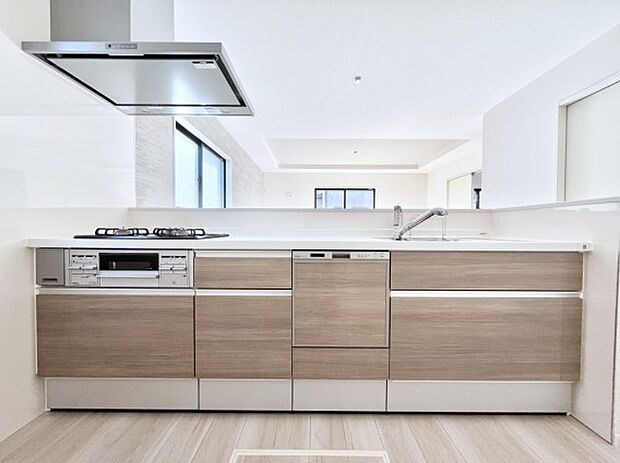 〜Kitchen〜　広くて使いやすいキッチンなら家族でいっしょに料理をつくったり、後片付けも手間なくできちゃいます♪収納もたっぷりあるので、いつもすっきりと清潔な印象を保てます。