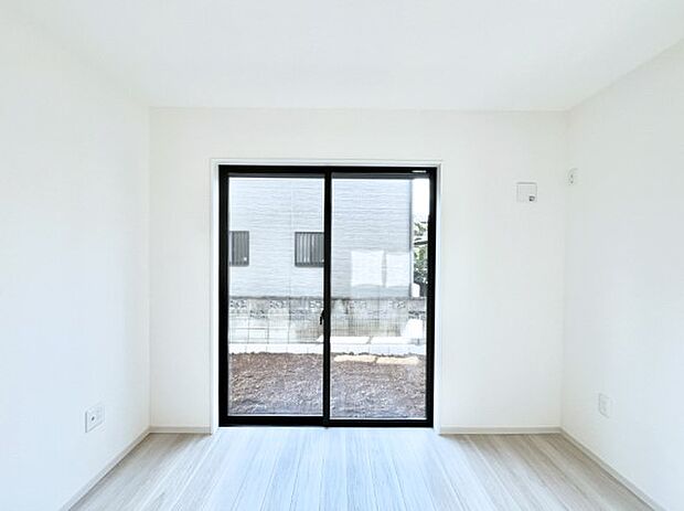 〜Bed Room〜　子供部屋はお子様にとって大変重な役割があります。子供一人で過ごす空間を与えることで、宿題や勉強時間も自然と増えまた自ら部屋の片付けや掃除なども促すことに繋がります。