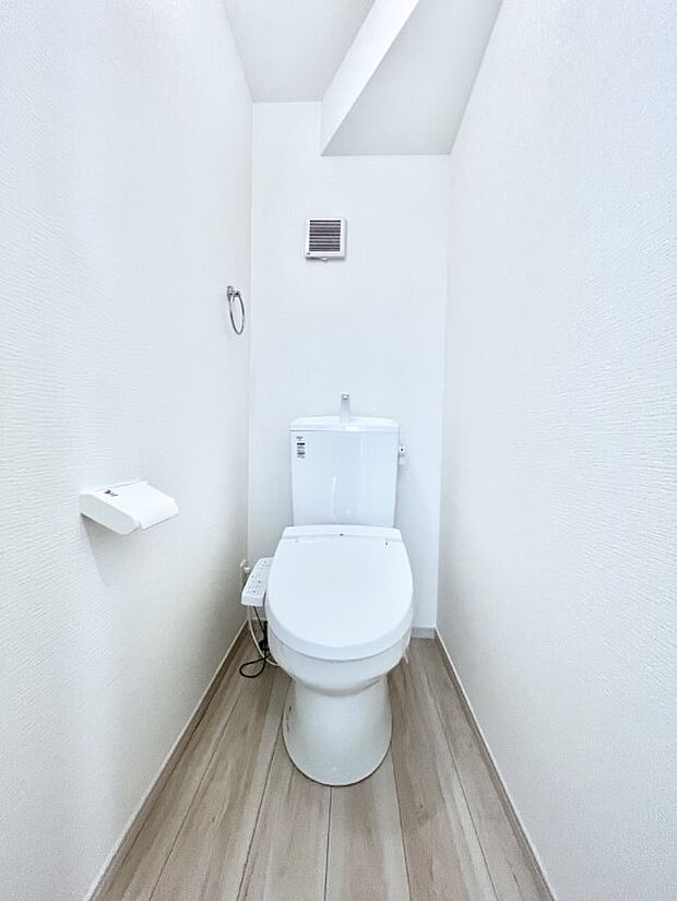 〜Toilet〜　清潔感のある水回り♪トイレはウォシュレット付きです◎トイレは毎日使わざるを得ないもの。いつも清潔を保ちたいですね。トイレが2ヶ所あるので朝の混雑時に便利です！