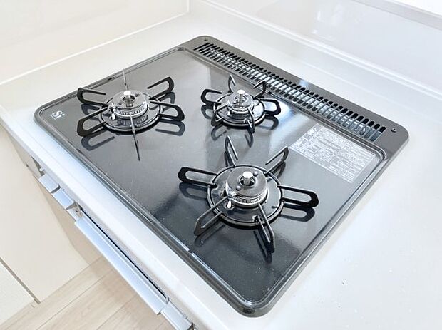 ガスコンロはＳｉセンサー搭載。火力調節や焦げ付き・消し忘れも防いでくれます。