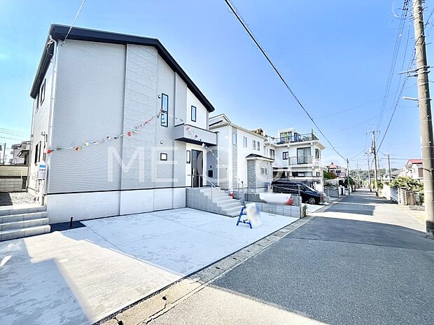 〜Exterior〜   前面道路は閑静な住宅地をはしる車通りの少ない道路。駐車の出し入れもらくらくです！ご不明点・現地見学のご希望は、お気軽にお問い合わせください！