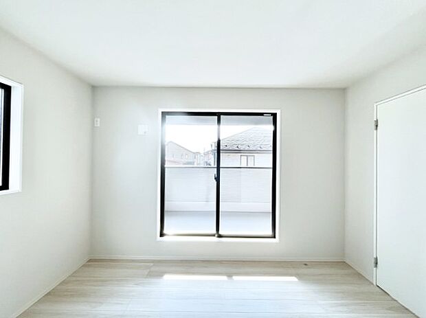 〜Bed Room〜　バルコニーからの採光で朝もスッキリ目が覚めそうですね！穏やかな光が差し込む室内には、穏やかな時間が流れます。休日には、落ち着いた空間で自分の趣味を楽しむのはいかがですか。