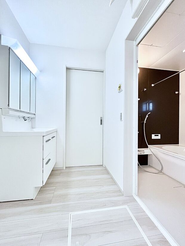 〜Dressing Room〜  十分な大きさの洗面台は収納もさる事ながら、身だしなみチェックや歯磨きなど、朝の慌ただしい時間でもホテルライクなスペースで余裕とゆとりを感じて頂けます。