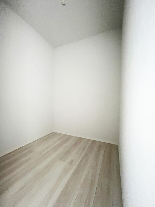 〜Walk-in Closet〜　必要なものやコーディネートを一覧して確認でき、身支度や準備が短時間で済むウォークインクローゼットを設置しました。家の中をすっきりとさせる便利な収納スペースです。