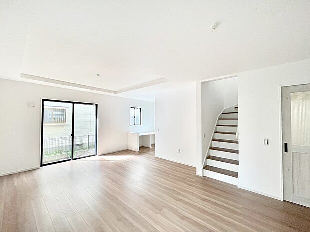 ◆2号棟◆~Living~ 飽きの来ないシンプルでおしゃれなLDK。大きな窓から日差しが差し込むので室内も明るく、家族の憩いの場としてピッタリです。開放感と日当たりの良さを是非ご覧ください!