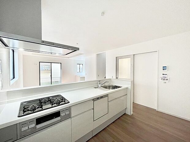 ◆2号棟◆〜Kitchen〜 「さぁ今日は何を作ろう」こんなキッチンなら思いっきり料理ができちゃいます。キッチンからはリビングが一望できます。家族がつながるお家がここにございます。