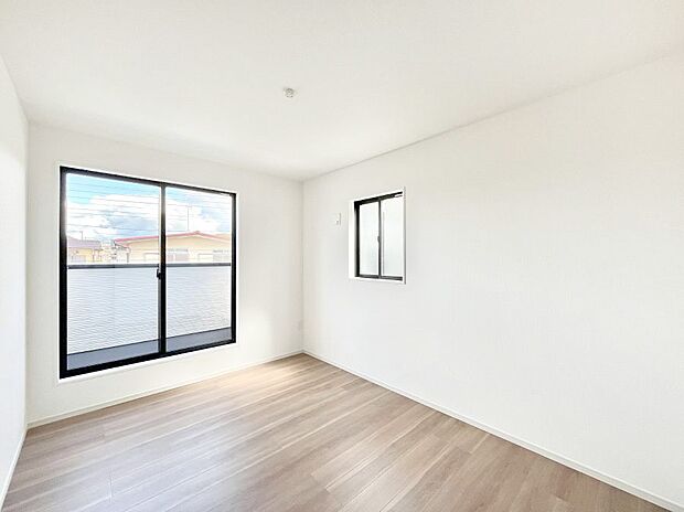 ◆2号棟◆~Bed Room~ 2面採光を確保した明るい室内は、風通しも良く、大変居心地の良い空間となっております。爽やかな風を感じて起きる朝は、快適生活の始まりに!日当たりや通風がとても良い住まい♪