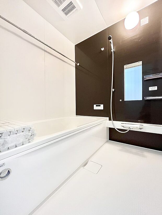 ◆2号棟◆〜Bath Room〜 広々とした雰囲気の良いバスルーム。お子様と一緒にお風呂に入る楽しみ、思い出の一ページが刻まれる大切な瞬間。日々の疲れをリフレッシュできそうです。