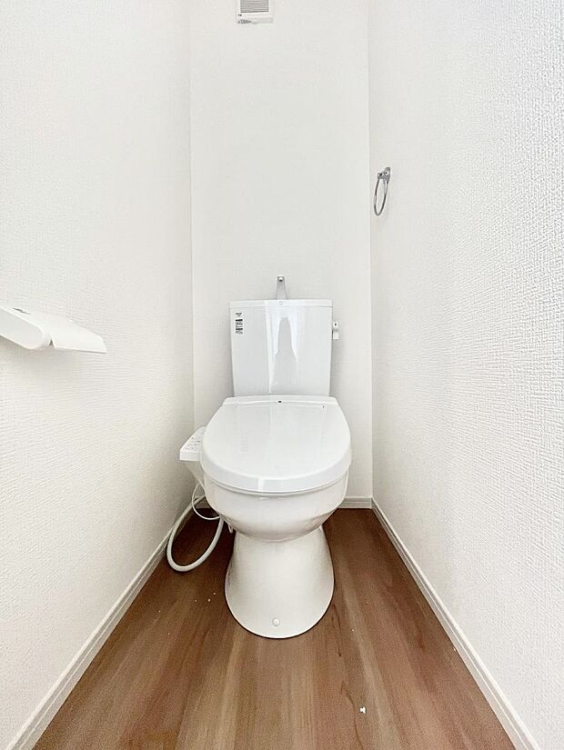 明るく清潔感のあるトイレです。   