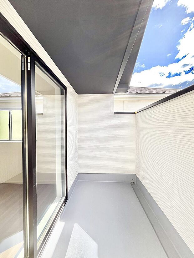 ◆2号棟◆~Balcony~ バルコニーは温かい陽がさしこみ、お布団や洗濯物を気持ちよく干すことができます。使いやすく開放的なバルコニーです♪陽ざしがたっぷり降り注ぐ、バルコニー付き住まい。
