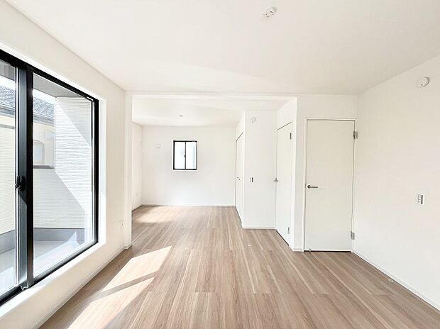 ◆2号棟◆~Bed Room~ 「今日も一日お疲れ様」とご夫婦でゆったりくつろげる寝室。毎日の家事やお仕事に疲れた日はフカフカのベットで癒されてください。テレビや本棚をおいても快適な広さが自慢♪