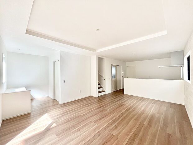 明るい陽光が注ぎ、寛ぎの雰囲気に満たされるダイニング。   