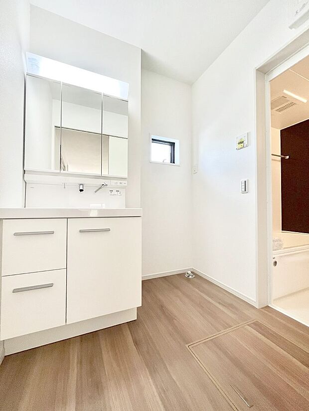 ◆2号棟◆〜Dressing Room〜 清潔感溢れる色合いで統一されていると、スッキリと整った印象をうけます。鏡の裏にはたっぷりと収納スペースを標準装備!水廻りは、シンプルかつ機能性を重視して。