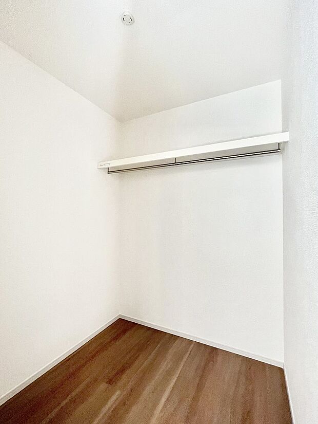 ◆2号棟◆〜Walk-in Closet〜 たくさんの洋服をかけてもシワになりにくいウォークインクローゼット。洋服以外にも、普段使わない家電やスーツケース、ストック品など何でも片付く嬉しい空間です。