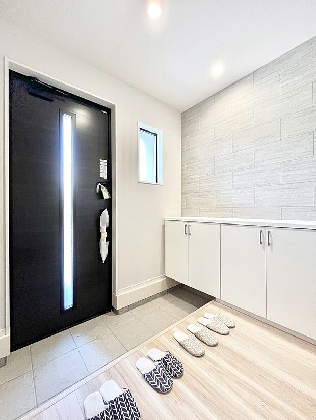 ◆1号棟◆〜Entrance〜 家の中でお客様を迎える最初の場所である玄関は、家の印象そのものです!豊富な玄関収納で、常に綺麗に保つことが出来ます♪玄関にはたっぷり収納の下駄箱を完備!