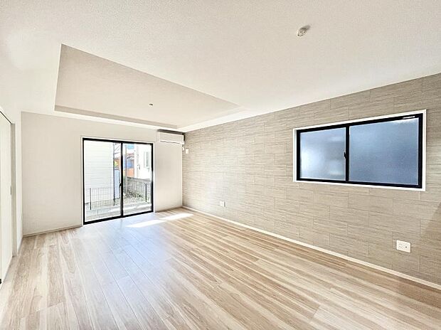 ◆1号棟◆〜Living〜 飽きの来ないシンプルでおしゃれなLDK。大きな窓から日差しが差し込むので室内も明るく、家族の憩いの場としてピッタリです。開放感と日当たりの良さを是非ご覧ください!