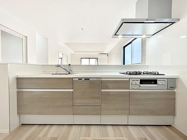 ◆1号棟◆〜Kitchen〜　会話が弾むリビング、料理が愉しくなるキッチン。家は、ただ生活する場ではなく、暮らしを愉しく、快適にする場所。笑顔の毎日、安らぎの日々のために、最新の設備・仕様を採用。