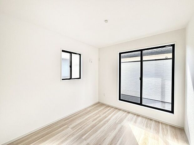 ◆1号棟◆〜Bed Room〜　2面採光を確保した明るい室内は、風通しも良く、大変居心地の良い空間となっております。爽やかな風を感じて起きる朝は、快適生活の始まりに！日当たりや通風がとても良い住まい♪