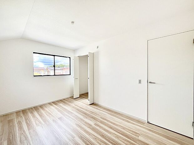 ◆1号棟◆〜Bed Room〜 子供部屋はお子様にとって大変重な役割があります。子供一人で過ごす空間を与えることで、宿題や勉強時間も自然と増えまた自ら部屋の片付けや掃除なども促すことに繋がります。