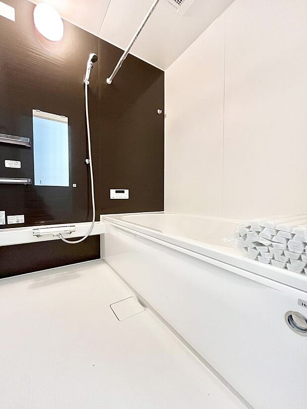 ◆1号棟◆〜Bath Room〜  広々とした雰囲気の良いバスルーム。  お子様と一緒にお風呂に入る楽しみ、思い出の一ページが刻まれる大切な瞬間。  日々の疲れをリフレッシュできそうです。