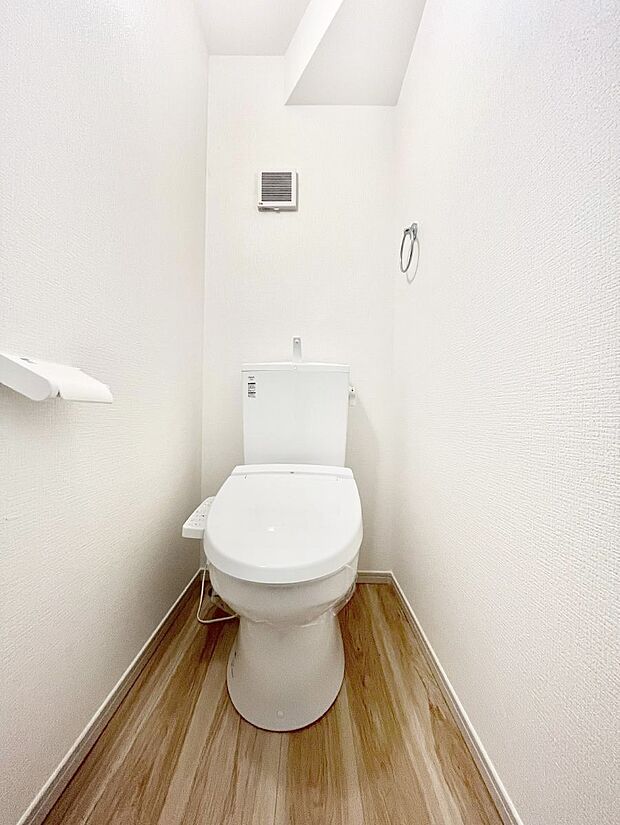 ◆1号棟◆〜Toilet〜　清潔感のある水回り♪トイレはウォシュレット付きです◎トイレは毎日使わざるを得ないもの。いつも清潔を保ちたいですね。トイレが2ヶ所あるので朝の混雑時に便利です！