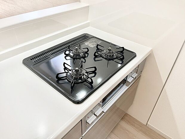 ◆1号棟◆三口ガスコンロでお料理が一気にはかどりそう。  