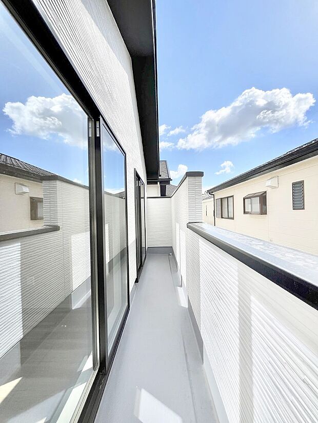 ◆1号棟◆〜Balcony〜  バルコニーは温かい陽がさしこみ、お布団や洗濯物を気持ちよく干すことができます。  使いやすく開放的なバルコニーです♪陽ざしがたっぷり降り注ぐ、バルコニー付き住まい。  