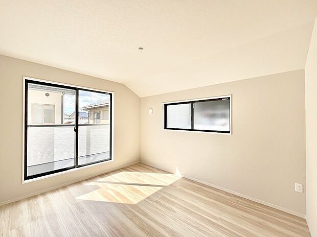 ◆1号棟◆〜Bed Room〜 「今日も一日お疲れ様」とご夫婦でゆったりくつろげる寝室。 毎日の家事やお仕事に疲れた日はフカフカのベットで癒されてください。テレビや本棚をおいても快適な広さが自慢♪