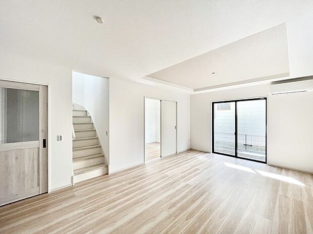 ◆1号棟◆〜Living〜 リビングに階段のある間取りです♪家族のコミュニケーションがスムーズに取れますね♪ゆとりある暮らしと心地よい住環境が紡ぐ贅沢な時間をご家族みんなでお過ごし下さい。