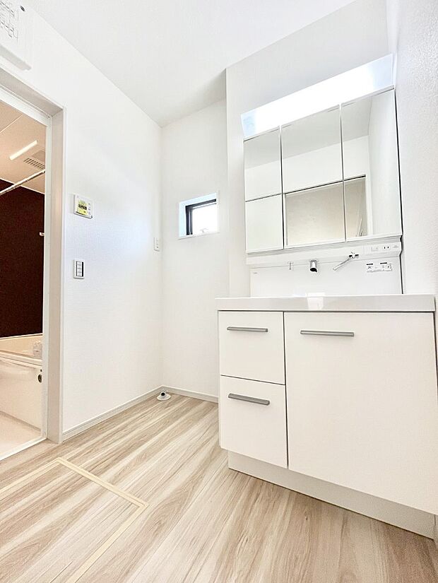 ◆1号棟◆〜Dressing Room〜 清潔感溢れる色合いで統一されていると、スッキリと整った印象をうけます。鏡の裏にはたっぷりと収納スペースを標準装備!水廻りは、シンプルかつ機能性を重視して。