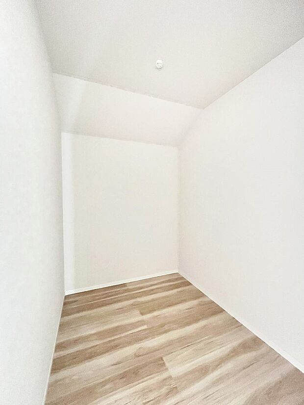 ◆1号棟◆〜Walk-in Closet〜 たくさんの洋服をかけてもシワになりにくいウォークインクローゼット。洋服以外にも、普段使わない家電やスーツケース、ストック品など何でも片付く嬉しい空間です。