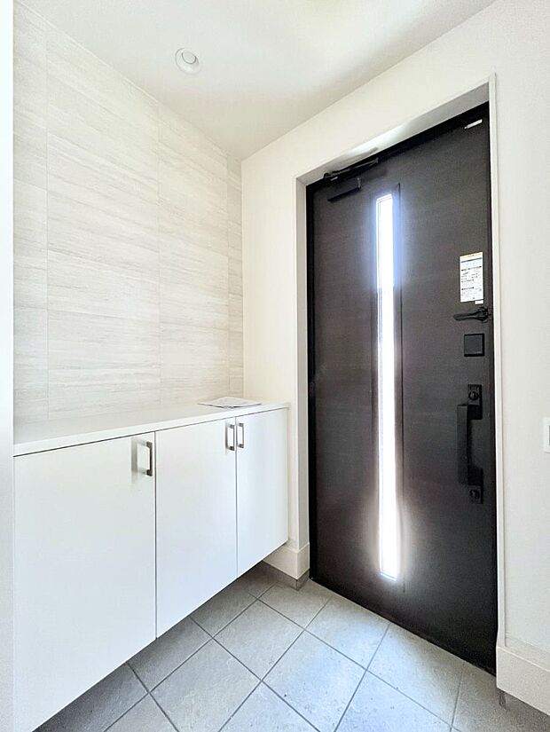 〜Entrance〜 家の中でお客様を迎える最初の場所である玄関は、家の印象そのものです!豊富な玄関収納で、常に綺麗に保つことが出来ます♪玄関にはたっぷり収納の下駄箱を完備!