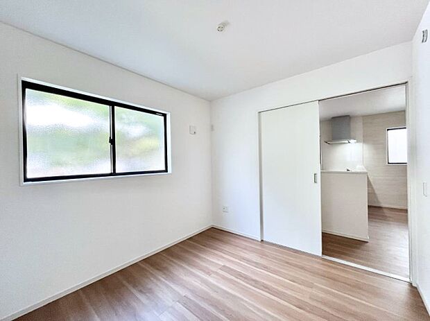 〜Bed Room〜 子供部屋はお子様にとって大変重な役割があります。子供一人で過ごす空間を与えることで、宿題や勉強時間も自然と増えまた自ら部屋の片付けや掃除なども促すことに繋がります。