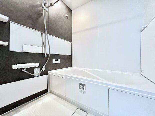 〜Bath Room〜 落ち着いた雰囲気の浴室で明日に向けてリフレッシュ。浴室乾燥機能も付いているので隣の洗濯機置き場で洗い上がった洗濯物を、雨の日も天気を気にせず乾燥させることも可能です。