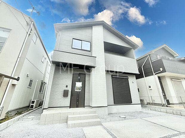 〜Exterior〜　堂々たる趣ながら、主張し過ぎずどこか余裕を感じさせるシャープなフォルムで佇む邸宅は、晴天の空と照らし合わせる事で、本来あるべき完成形の姿を見せてくれます。