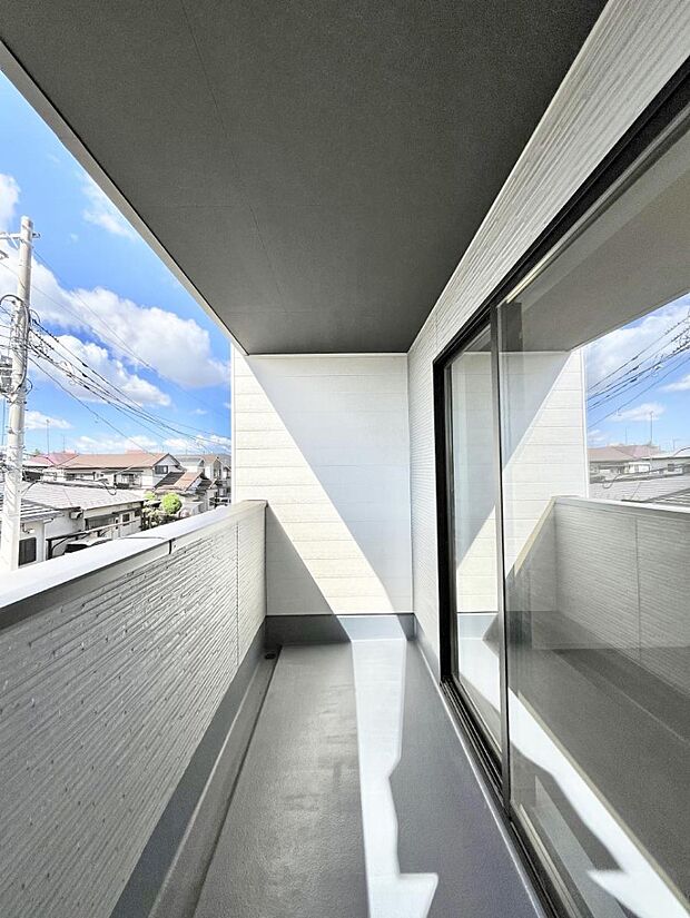 〜Balcony〜 南向きのバルコニーの前には雲以外に太陽を遮るものがありません。お洗濯物も乾きやすく、何より明るく気持ちのいい光が入ってきます。使いやすく開放的なバルコニーです♪