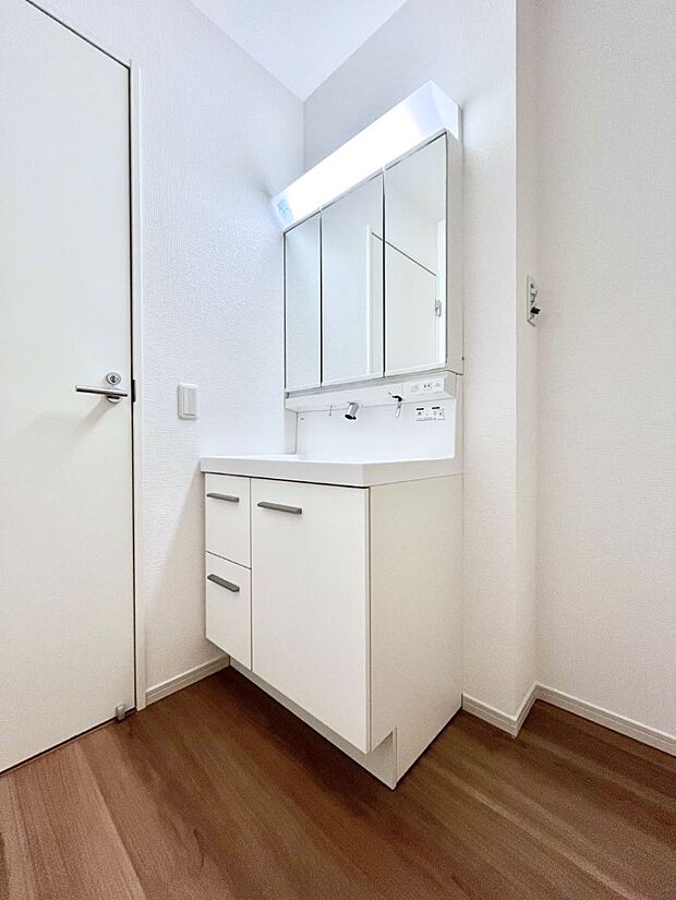 〜Dressing Room〜  十分な大きさの洗面台は収納もさる事ながら、身だしなみチェックや歯磨きなど、朝の慌ただしい時間でもホテルライクなスペースで余裕とゆとりを感じて頂けます。