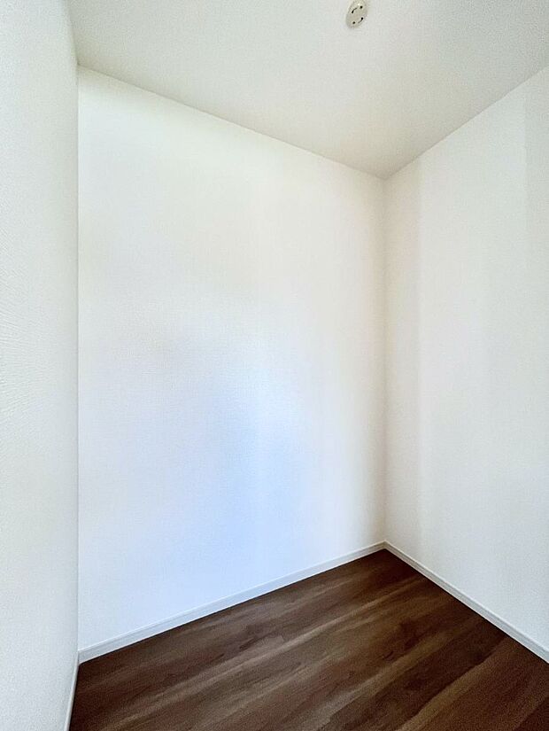 〜Walk-in Closet〜　必要なものやコーディネートを一覧して確認でき、身支度や準備が短時間で済むウォークインクローゼットを設置しました。家の中をすっきりとさせる便利な収納スペースです。