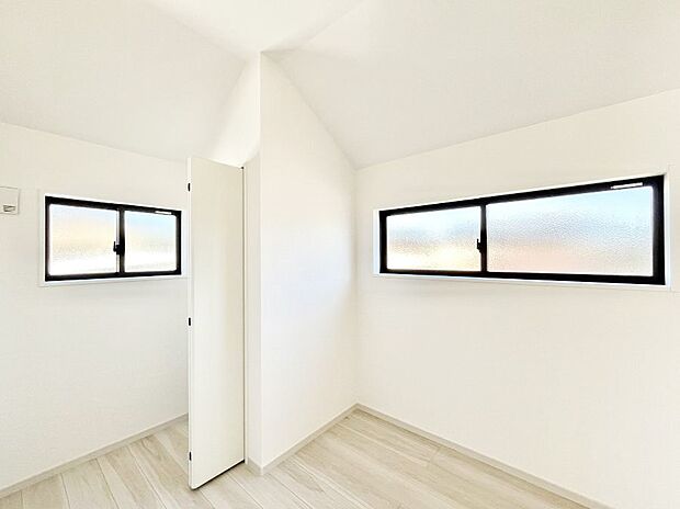 〜Bed Room〜　子供部屋はお子様にとって大変重な役割があります。子供一人で過ごす空間を与えることで、宿題や勉強時間も自然と増えまた自ら部屋の片付けや掃除なども促すことに繋がります。