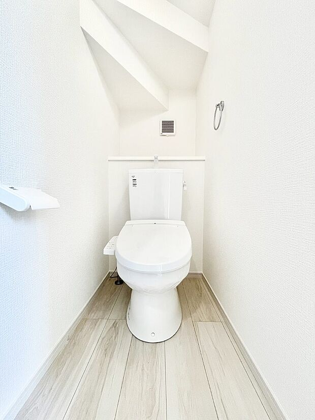 〜Toilet〜　綺麗・スッキリ・快適なウォシュレット付トイレでくつろげる空間です。トイレは毎日使わざるを得ないもの。いつも清潔を保ちたいですね。トイレが2ヶ所あるので朝の混雑時に便利です！