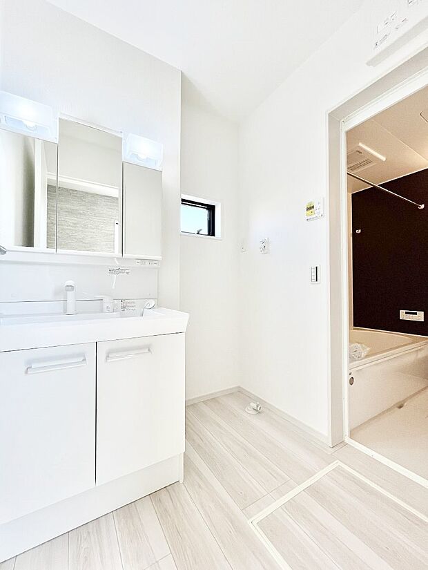 〜Dressing Room〜　暗くなりがちな洗面所も窓があると採光と換気が可能なので気持ちよくお使い頂けます。三面鏡タイプの洗面台は鏡裏収納で散らかりがちな洗面所もスッキリ♪