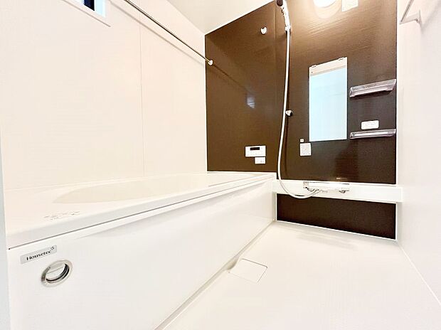 一日の疲れを癒してくれる明るい清潔感のあるバスルーム