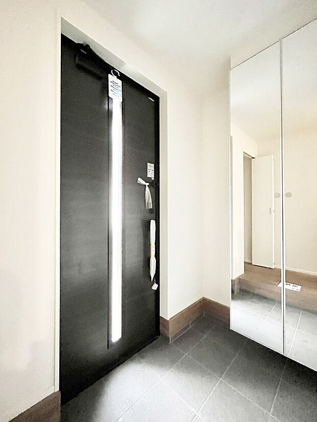 ガラススリットの入った玄関ドアが室内に光を届けてくれます  