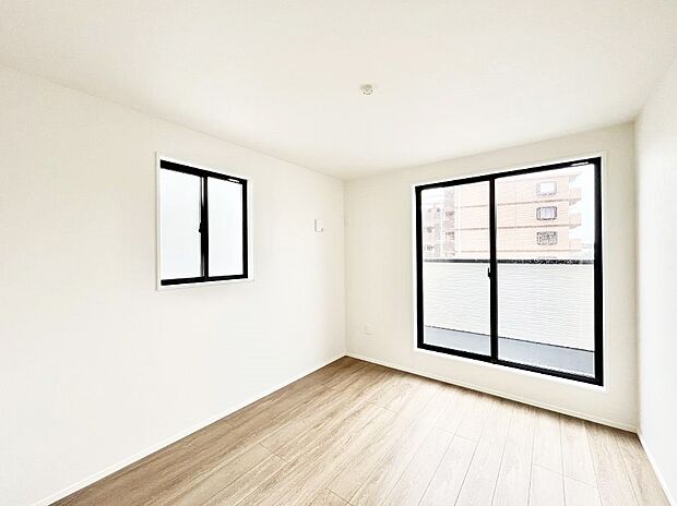 窓からのやさしい光が心地よいプライベートルーム  