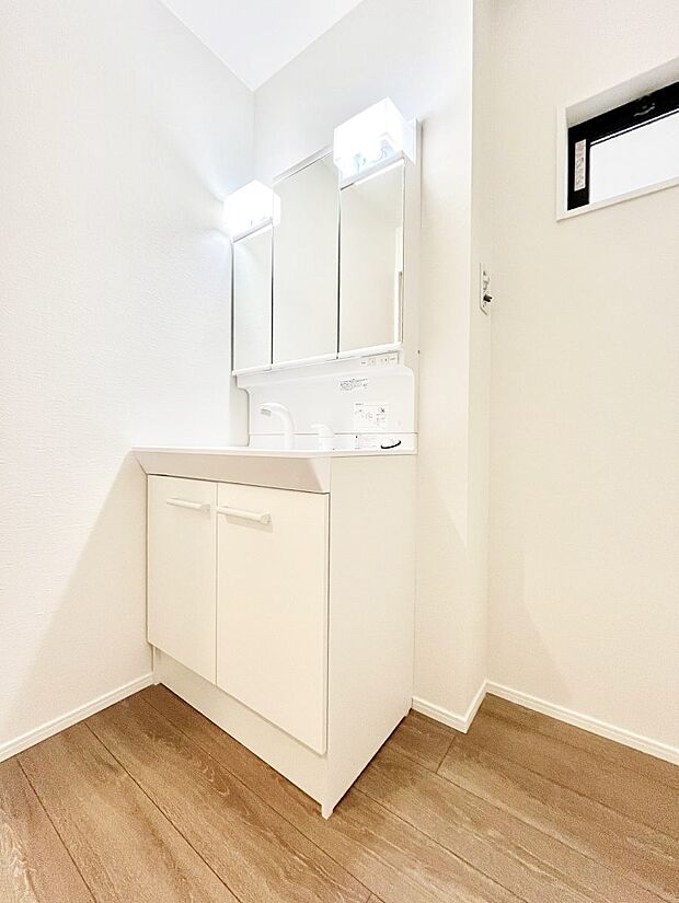 収納力と機能性に優れた洗面化粧台  