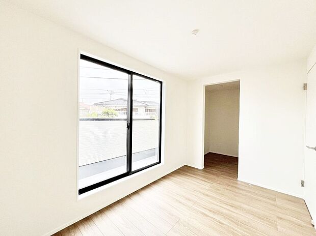 バルコニーが開放感をプラスしてくれる洋室  