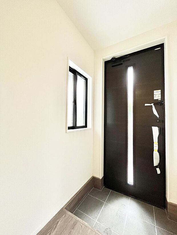 ◆1号棟◆〜Entrance〜　玄関は家の顔といわれますが我が家のセンスをさりげなく感じさせる魅力ある玄関造りも楽しみの一つ。帰宅する度に家族がほっとできる心地よい空間造りも大切ですね♪