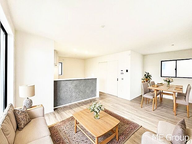 ◆1号棟◆〜Living〜　家族の食事や団らんのほか、子どもを遊ばせたり、友人を招いたりするLDKは住まいの中心。長時間過ごす場所だから、その空間は住まい全体の居心地を左右します。  ※家具はCGです