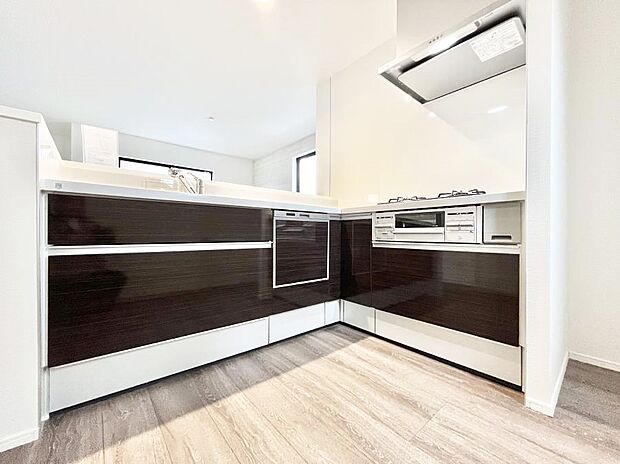 ◆1号棟◆〜Kitchen〜　動線が短く、手早く作業できるＬ型キッチン。コーナーにスパイス類を置いてスッキリと♪ゆったりとしたキッチンコーナーは質感豊かな仕上がりとなっております。  