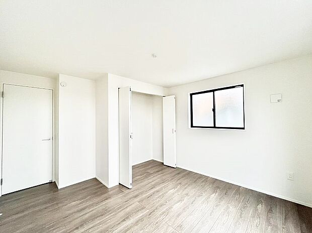 ◆1号棟◆〜Bed Room〜  全居室には収納クローゼットを完備！普段使いのお洋服や小物はもちろん、季節物のお洋服などもしっかりと整理整頓おしまい頂けます。  居室空間を広く使用できますね。